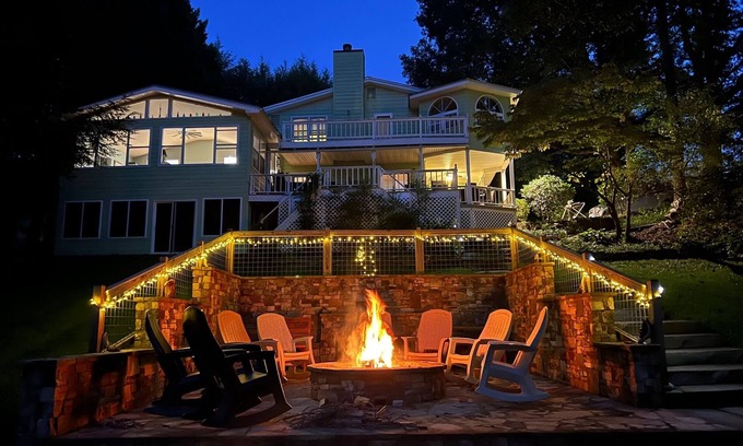 Hiawassee House | Living The Dream lovely 5/4 with fireplace, dock, firepit with 9 rockers