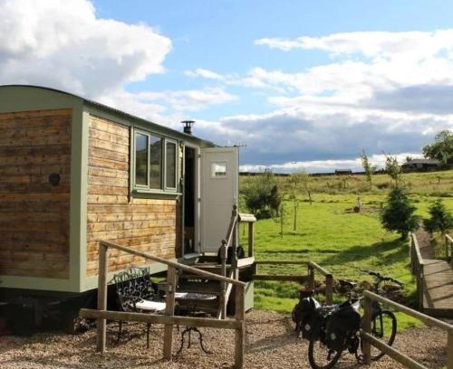 Hallington House | Lizzie off grid Shepherds Hut The Buteland Stop