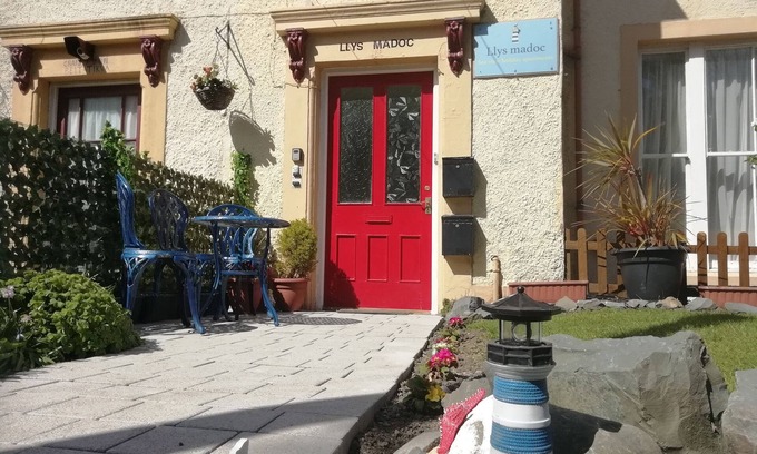 Penmaenmawr Cottage | LLYS MADOC, THE TOP FLAT, character holiday cottage in Penmaenmawr