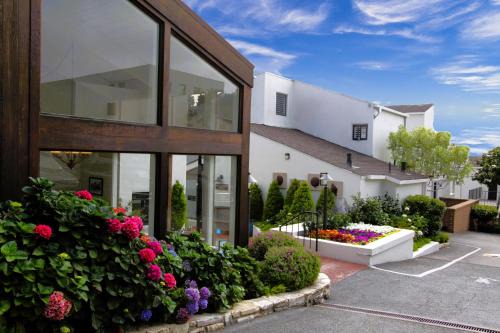 Golden Rectangle Hotel | Lobos Lodge