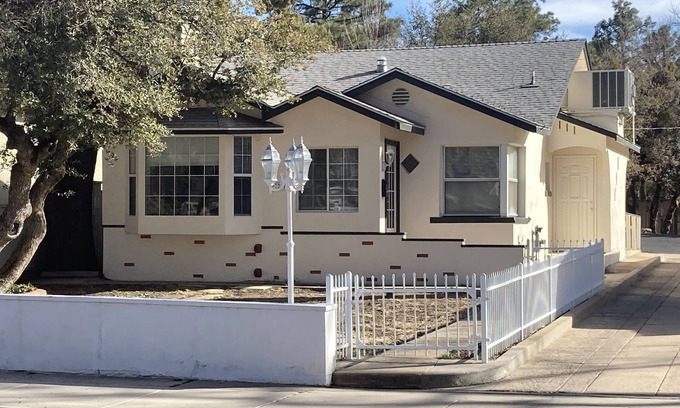 Prescott House | Located in Prescott’s Historic District. Walking distance to Whiskey Row.