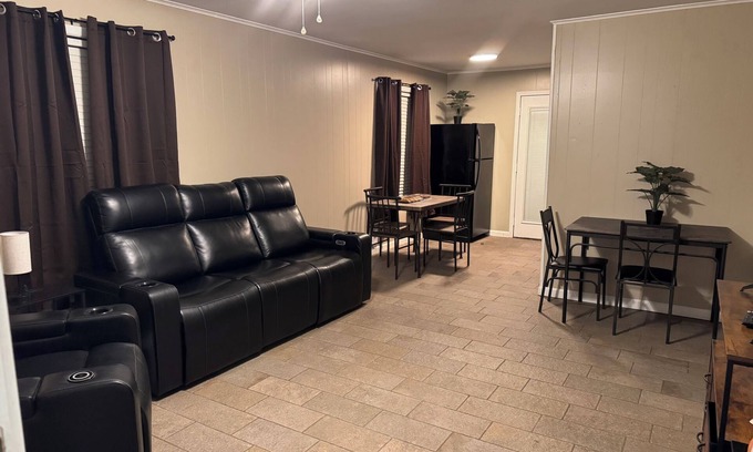 Lake Charles House | Located near McNeese UniversitynCentrally located fast food, Mall and Casinos.