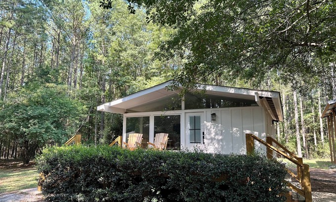 Molena Cottage | Located near the Whiskey Bonding Barn and Wild Daisy wedding venues!