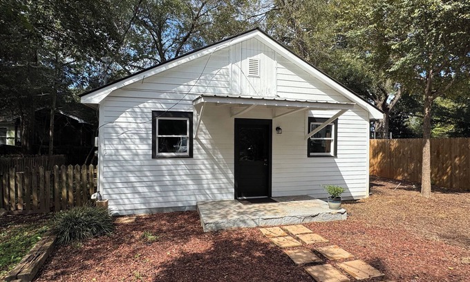 Athens Cottage | Located near UGA, Normaltown, & Downtown Athens. Charming 2-bed cottage w/AC.
