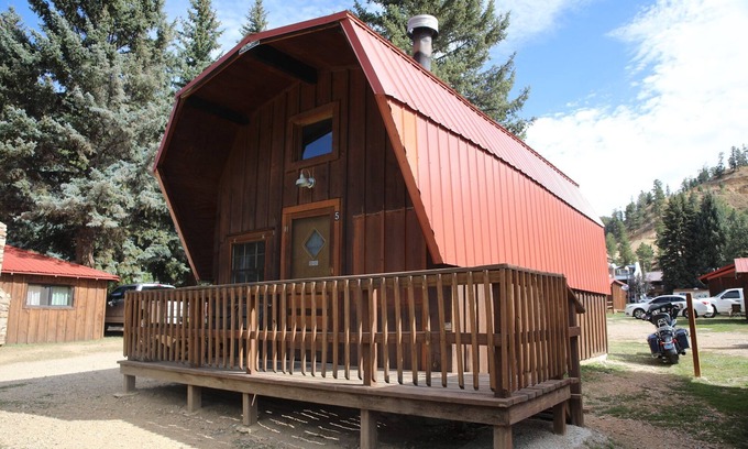 Red River Cabin | Located on our Private Fishing Pond