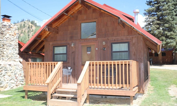 Red River Cabin | Located on the river, facing the Mountains