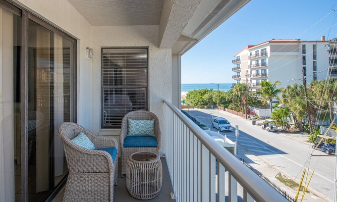 Bay Esplanade Condo | Location! 30-Steps Beach Access