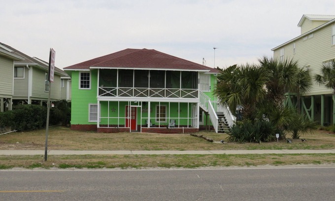 Garden City Cottage | Location Location Location! Classic Beach Cottage less than 1-min walk to beach!