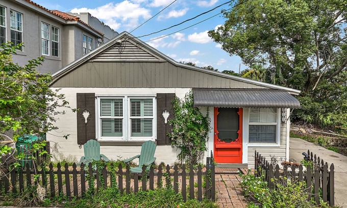 Mount Dora House | Location! Location! Location! In the middle of Downtown Mt Dora!