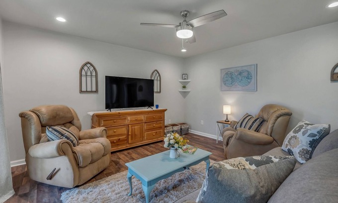 Cullman House | Location! Location! Minutes to all shopping and your favorites restaurant!