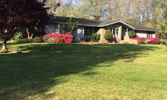 Hixson House | LOCATION, PRIVACY, POOL