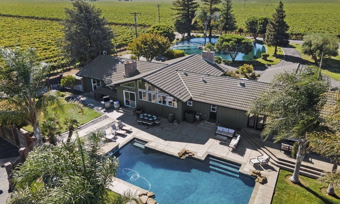 Lodi House | Lockewood Vineyards - Near Wineries, Wedding Venues & Minutes from Downtown Lodi
