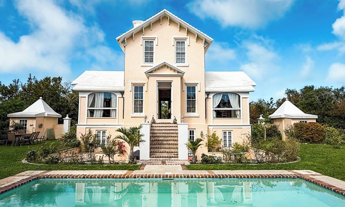 Devonshire Hotel | Locust Hall - Historic Farmhouse in Private Garden Setting