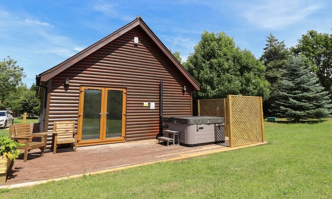 Aubourn Cabin | LODGE 1, pet friendly, character holiday cottage in South Hykeham