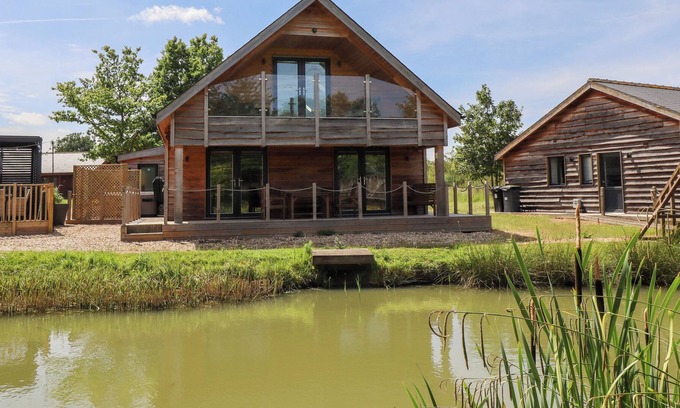 Aubourn Cabin | LODGE 24, pet friendly, with hot tub in South Hykeham