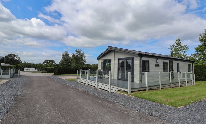 Saint Asaph Cottage | LODGE 3, pet friendly, country holiday cottage, with pool in St Asaph