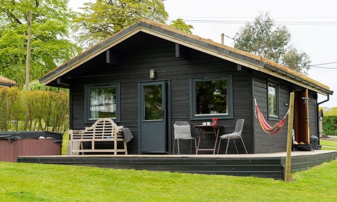 Brazzacott House | Lodge 4 - Hot Tub Lodge by Interhome