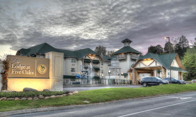 Sevierville Hotel | Lodge at Five Oaks Pigeon Forge - Sevierville