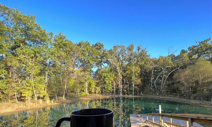 Tom Cabin | Lodge in the Missouri Hills ~ stocked pond ~ secluded retreat! SLEEPS 10!