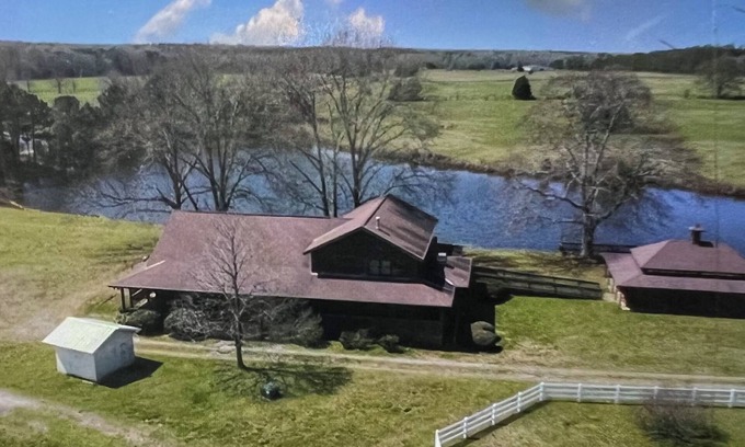 Pine Mountain Cabin | Lodge on the lake inside a family farm 2 or 5 bedroom