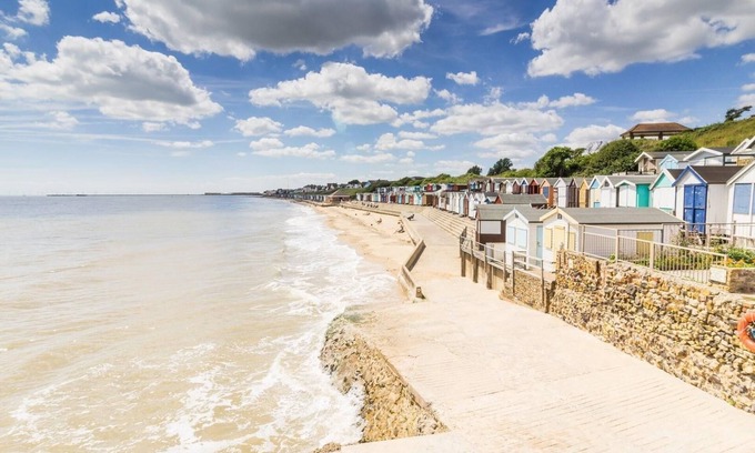 Walton on the Naze House | Lodge with decking & WIFI at Naze Marine Park, sleeps 6 ref 17006WC