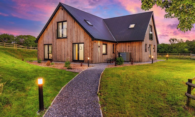 Llanelli House | Lodge with hot tub ! 10 mins to beach