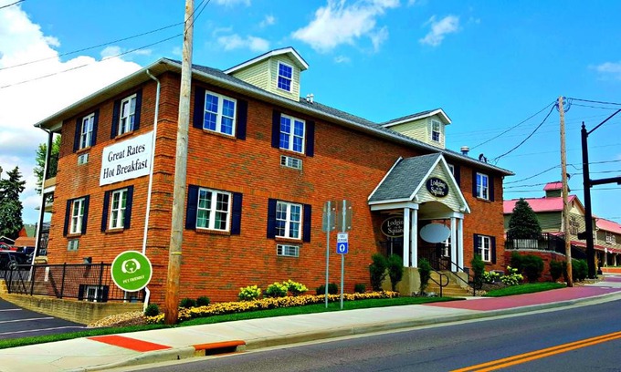 Berlin Hotel | Lodging on the Square