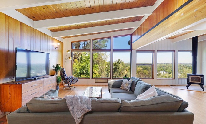 Benton Tract House | Loft View 53 : Central Style