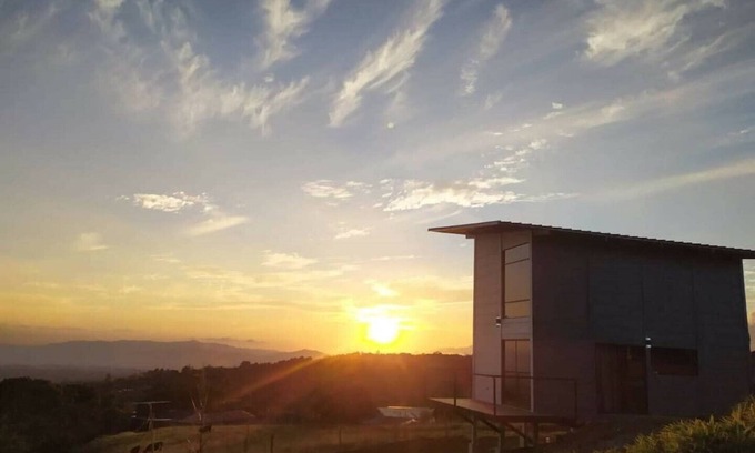 Roble Cottage | Loft y Jacuzzi Villa Guadalupe. Ubicado en Poás de Alajuela, Costa Rica