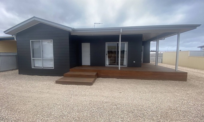 Melville House | Lofty's Shack - Modern 3 bedroom, Free WiFi!, Off peak special!