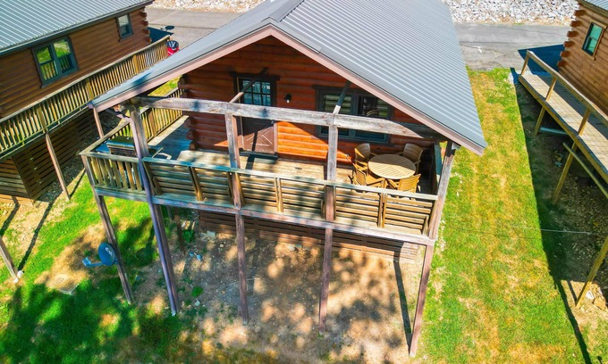 Eddyville Cabin | Log Cabin 2 - Log cabins sleep 7 - (1Q, 1F/1T, 2T) | full kitchen, living/dining, 1 bath.