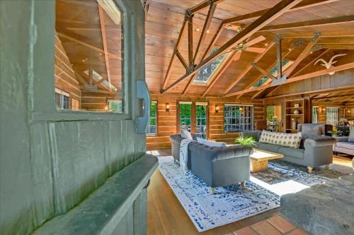 Redwood City House | Log-Cabin Home Retreat - Walk to Restaurants Trails Hiking & Biking