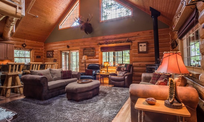 Nekoosa Cabin | Log Cabin Luxury - Only 3 miles from Sand Valley!