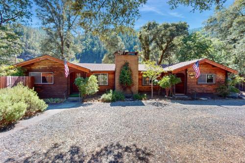 Burnt Ranch House | Log Cabin on the River