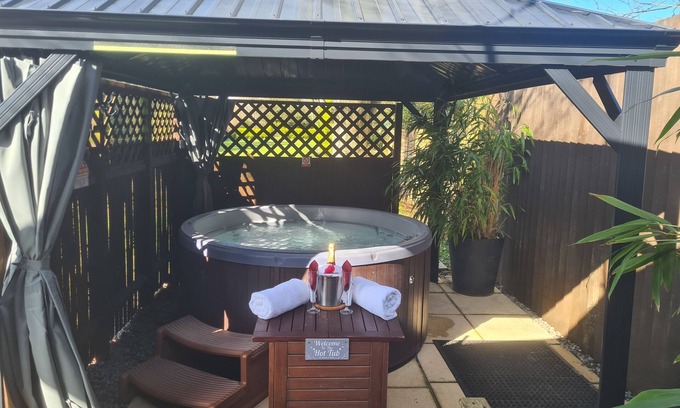 New Forest District Cabin | Log Cabin Private Hot Tub & Swimming Pool ,Adults Only,New Forest National Park