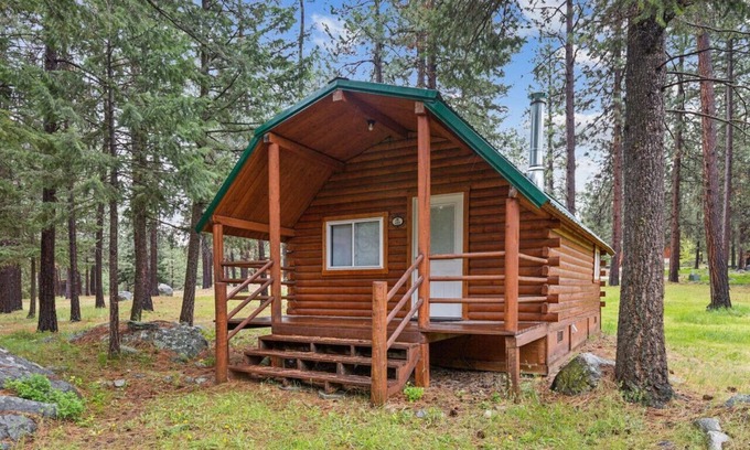 Grantsdale Cabin | Log Cabin Retreat in the Montana Wilderness