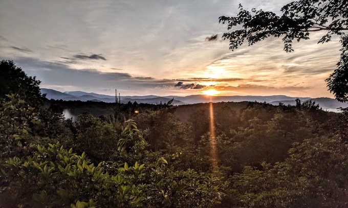 Hays Cabin | Log cabin with amazing views! (Pets welcome!)