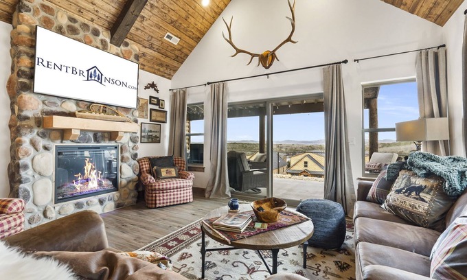 Branson Theater District House | Log Cabin with Ozark Sunset Views, $400 Daily Activities Included, Pickleball