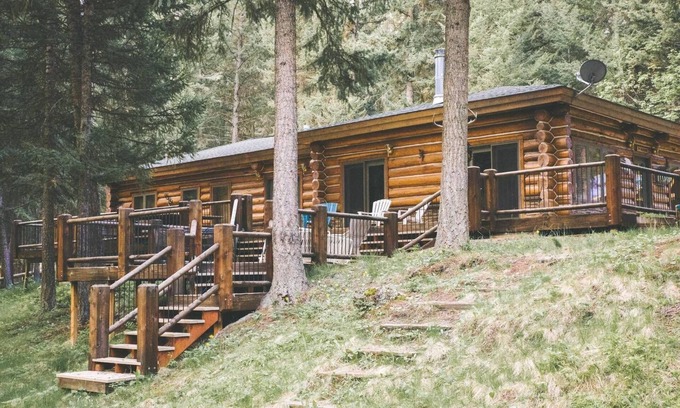 Darby House | Log Home with HUGE deck and riverfront access! Near set of YELLOWSTONE :)