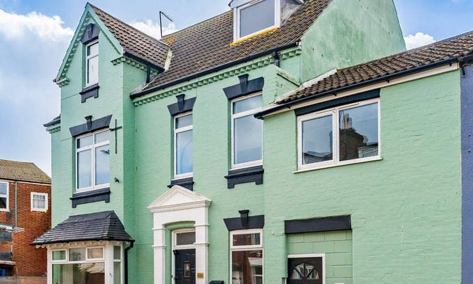 Great Yarmouth Bed & Breakfast | Logan Lodge: Seaside townhouse for chilled - out large groups