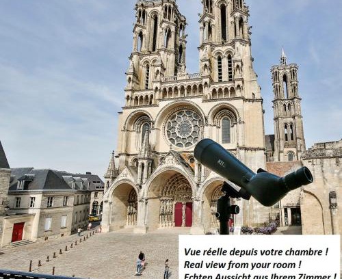 Laon Bed & Breakfast | Logis du Parvis *Face Cathédrale/in front of the Cathedral*