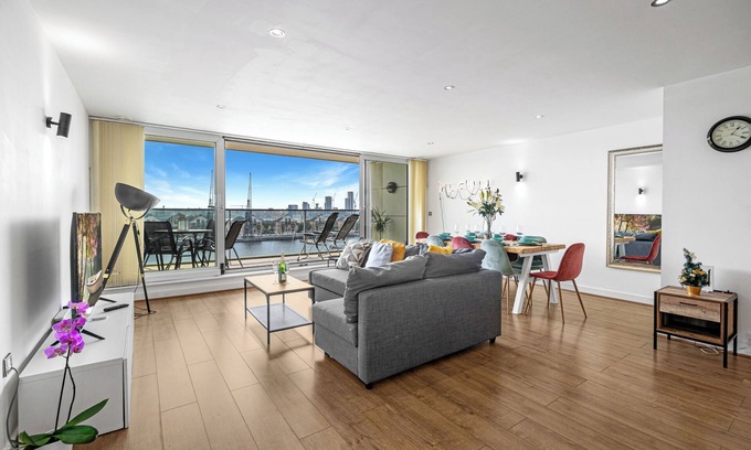 Docklands Apartment | LONDON EXCEL MARINA DELIGHT- Chic 2-Bedroom with Panoramic Water View.