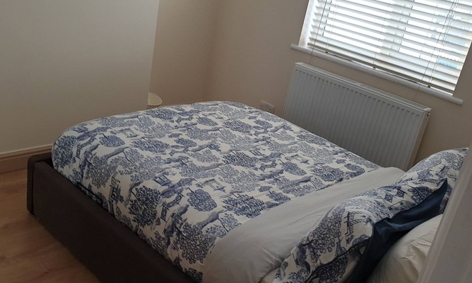 Clayhall Apartment | London Luxury 3 Bed Sleeps up to 12 guests, 1 min to Redbridge Stn Free Parking