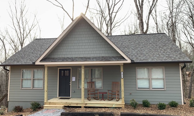 Dahlonega House | LoneBear Cottage1 Historic Dahlonega & Wineries!