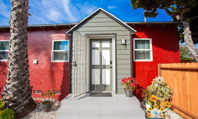 Circle Area Apartment | Long Beach Cozy Retreat Pet Allowed!Washer & Dryer