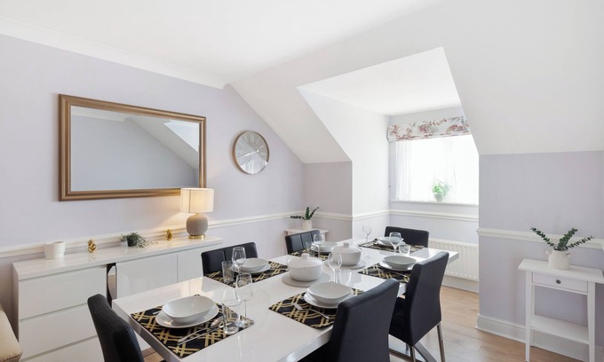 Oakleigh Apartment | Long-Term Large Penthouse/Golf course/