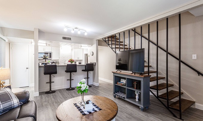 Ellendale Condo | Long-Term stays - East Memphis near Germantown