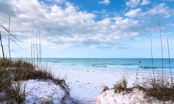 Longbeach Village House | Longboat Key Vacation Rental - Steps From Beach & Restaurants