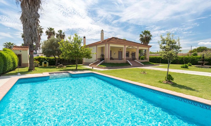 Los Palacios y Villafranca House | Look forward to a fantastic vacation in this cozy vacation home with pool!