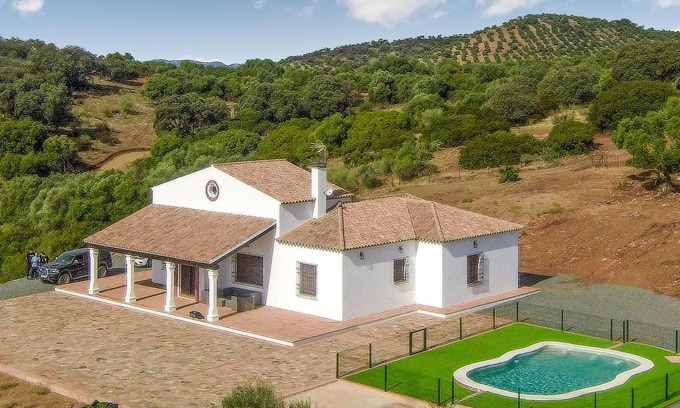 Penaflor House | Look forward to a great panoramic view of the countryside in this comfortable vacation home with poo